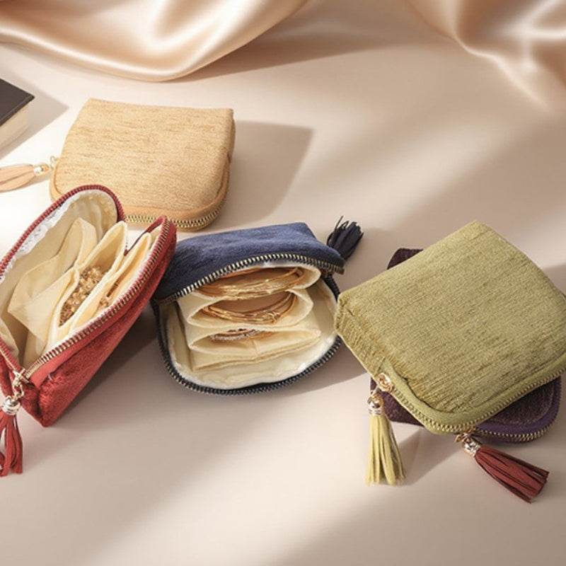 💎✨ Trousse à Bijoux Zippée avec Pompon – Intérieur Multi-Compartiments, Doublure Douce Anti-Rayures, Compacte & Idéale pour les Voyages – 8 Couleurs 🌈