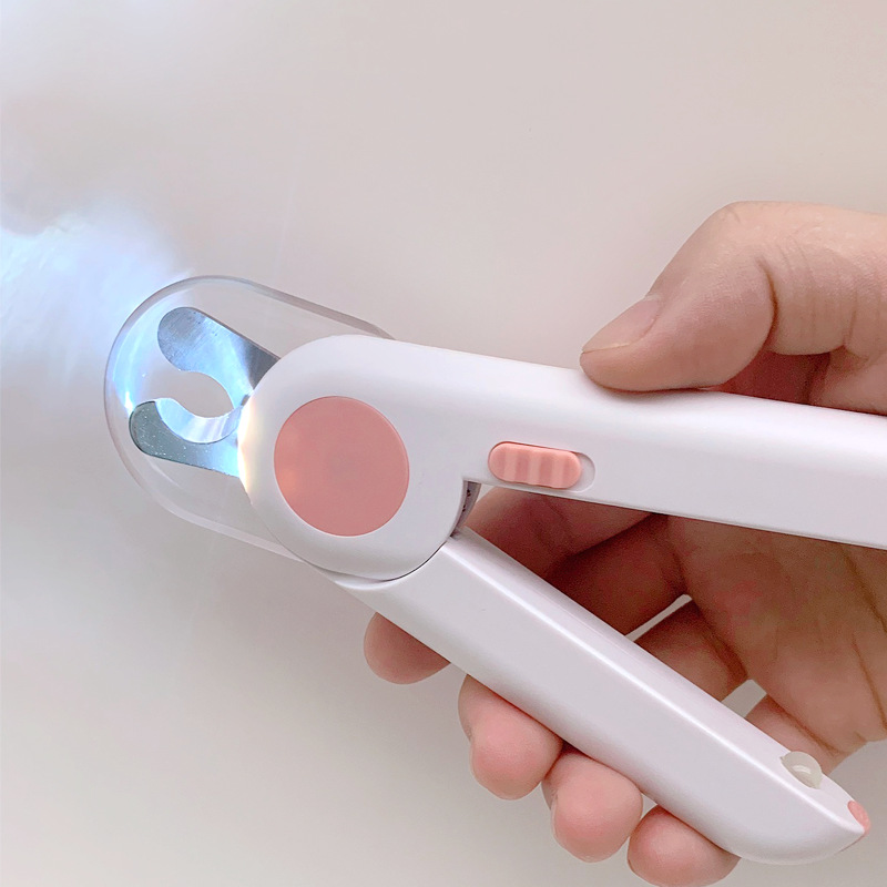 🐾 Coupe-Ongles pour Animaux avec Lumière LED 🐶🐱 - Lame en Acier Inoxydable | Lime Intégrée | Protection Anti-Éclaboussures | Batterie 1 An | 50% DE RÉDUCTION 🔥